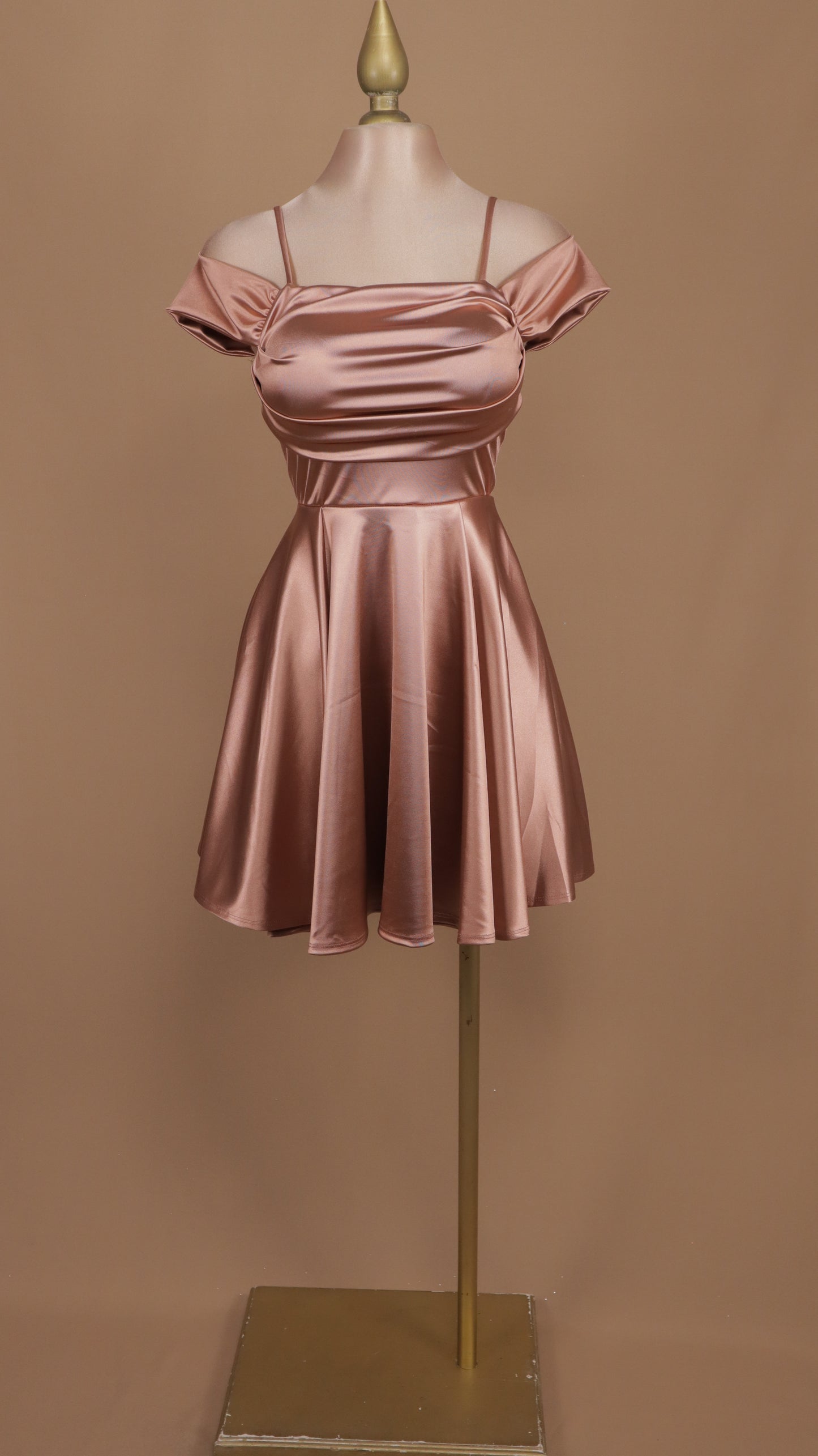Vestido corto con escote al hombro