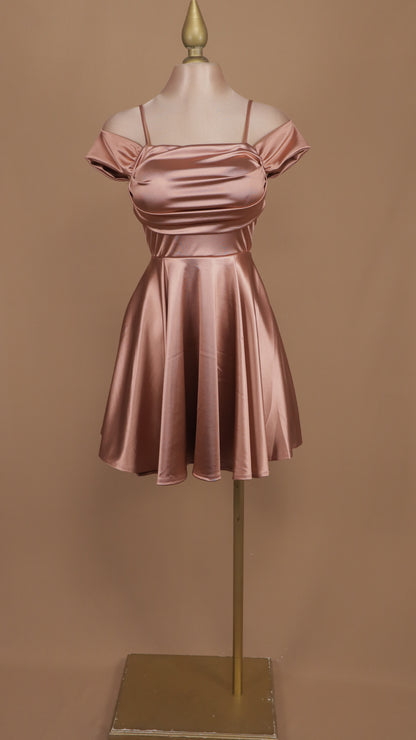 Vestido corto con escote al hombro
