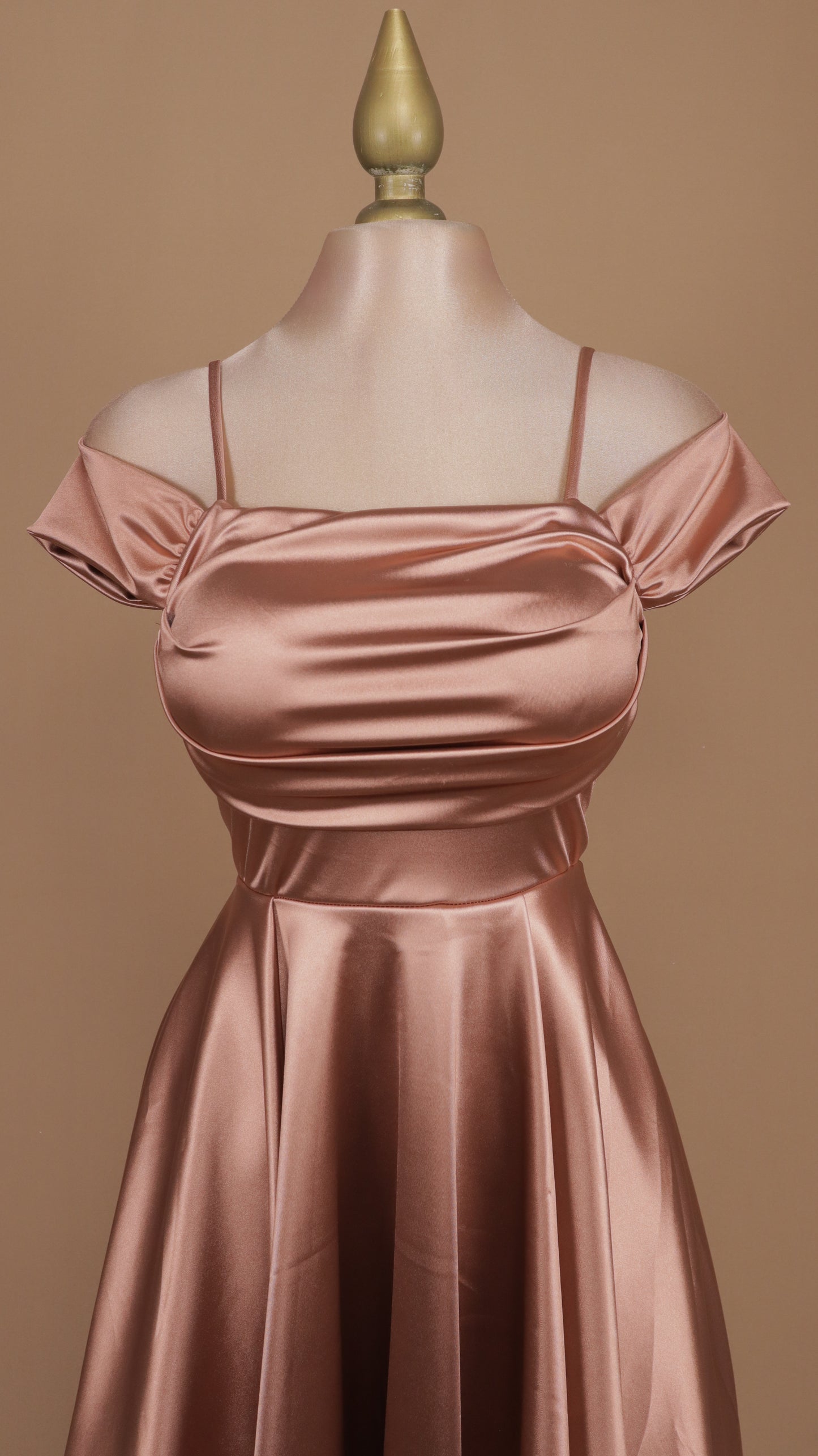 Vestido corto con escote al hombro