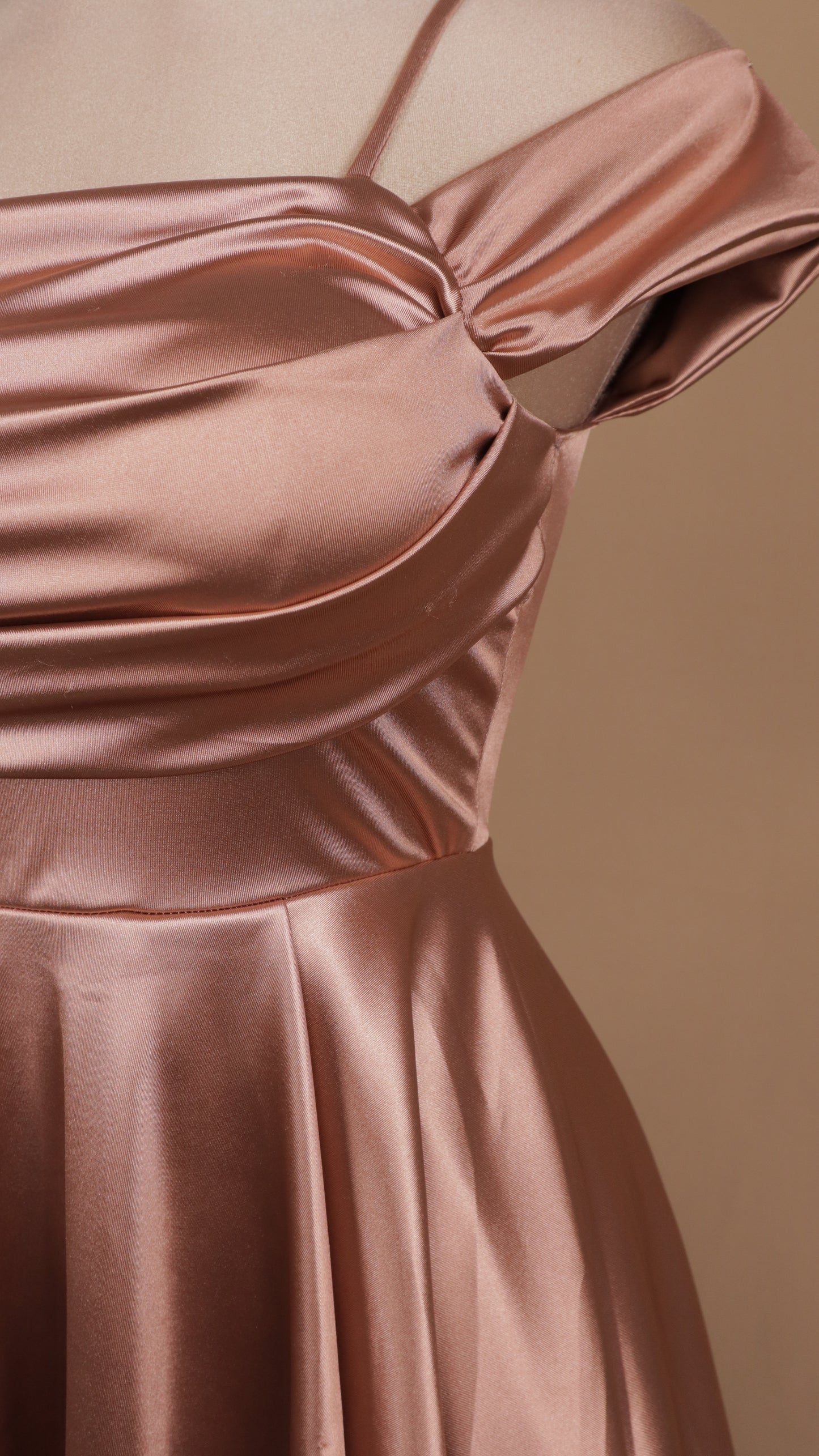 Vestido corto con escote al hombro
