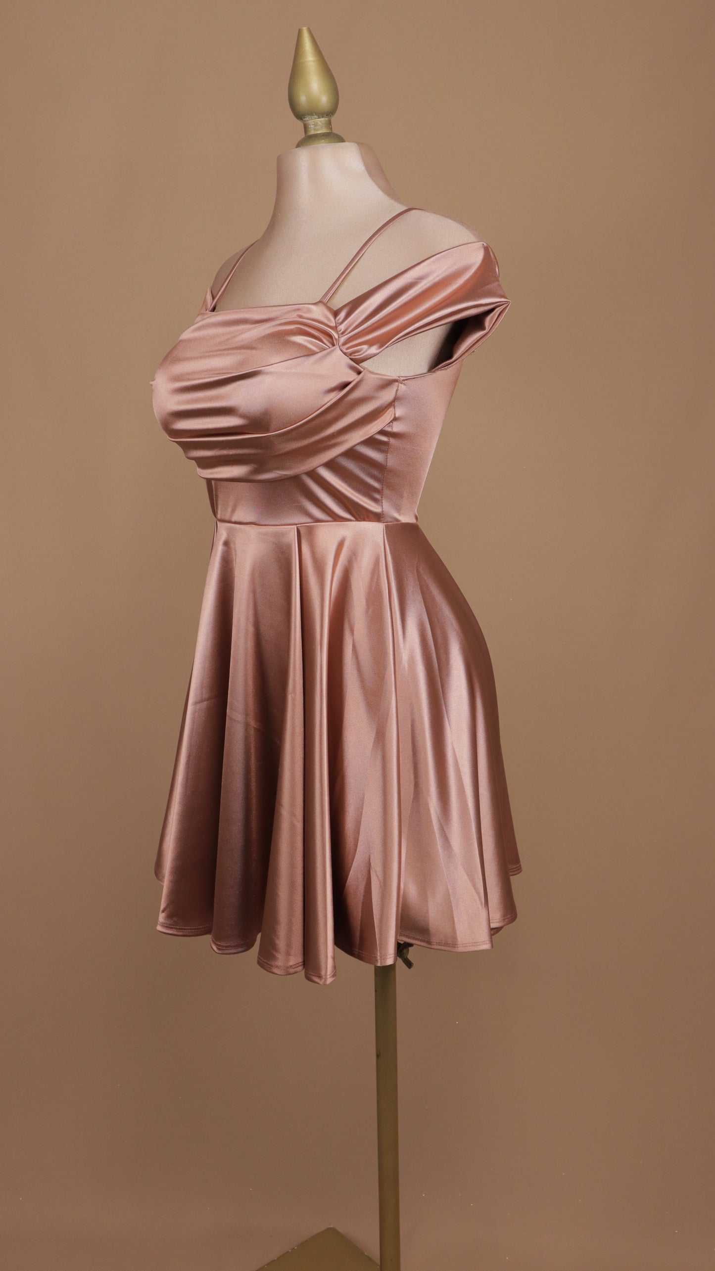 Vestido corto con escote al hombro