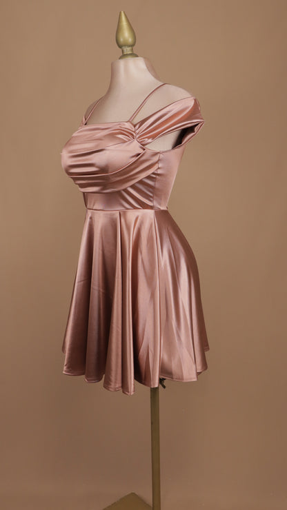 Vestido corto con escote al hombro