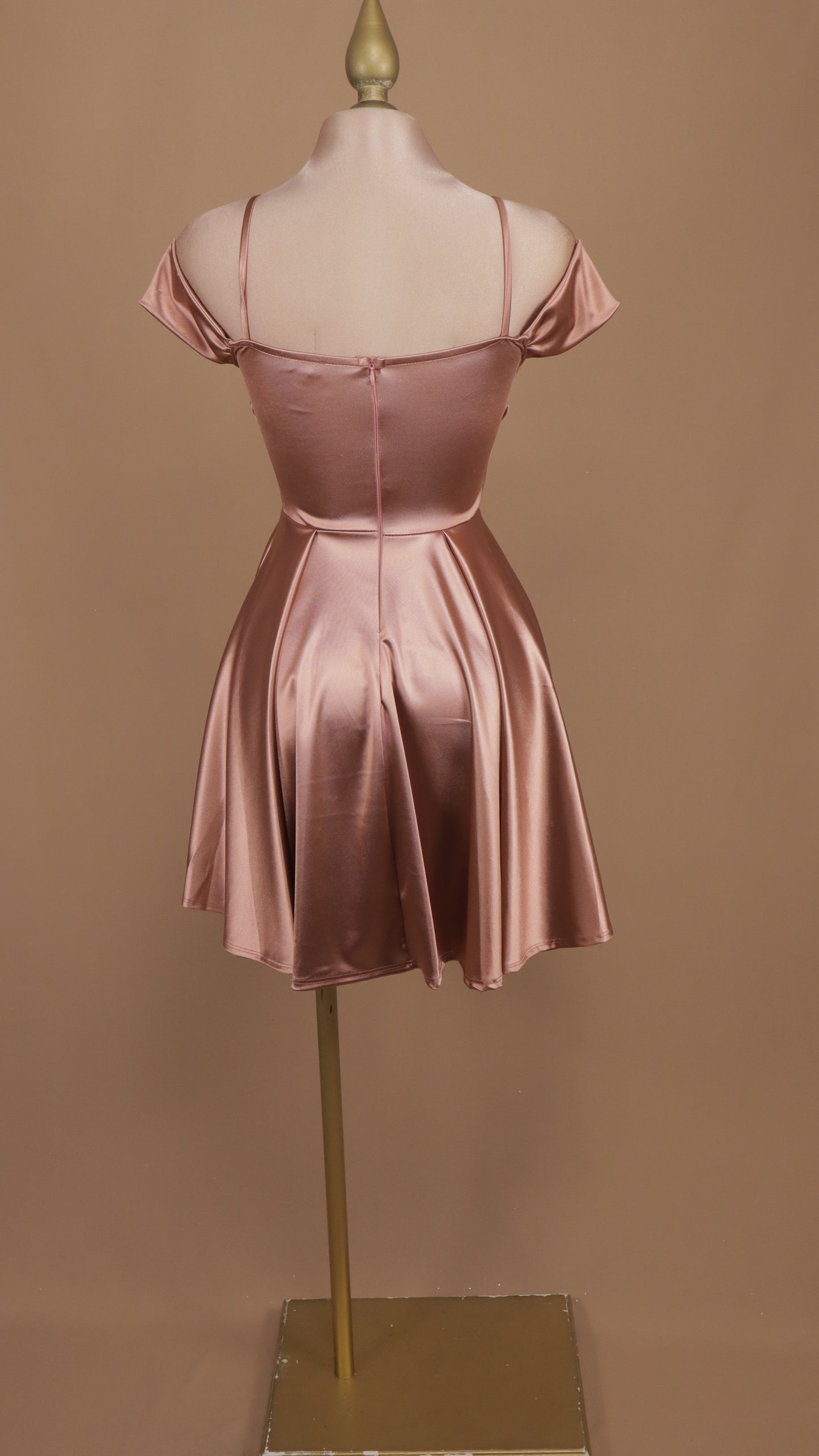 Vestido corto con escote al hombro