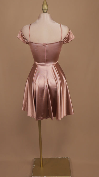 Vestido corto con escote al hombro