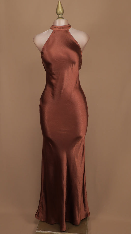 Vestido largo cuello halter satinado