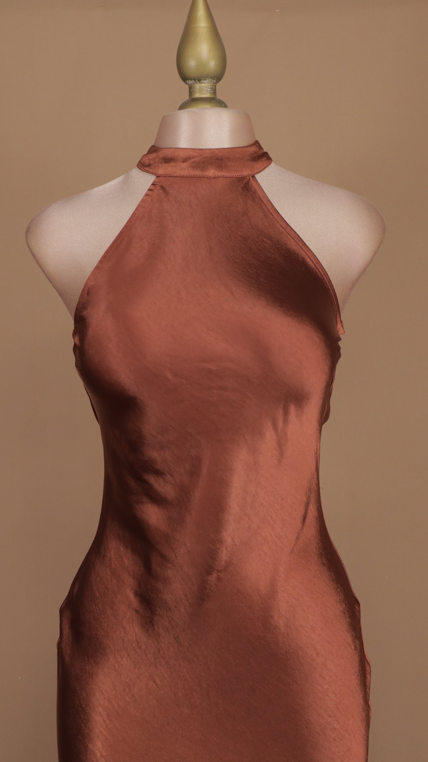 Vestido largo cuello halter satinado