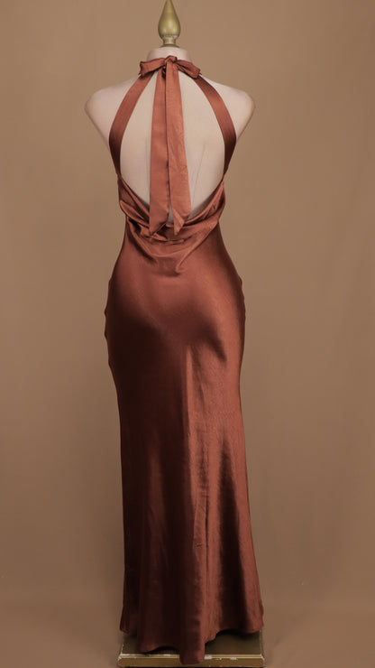 Vestido largo cuello halter satinado