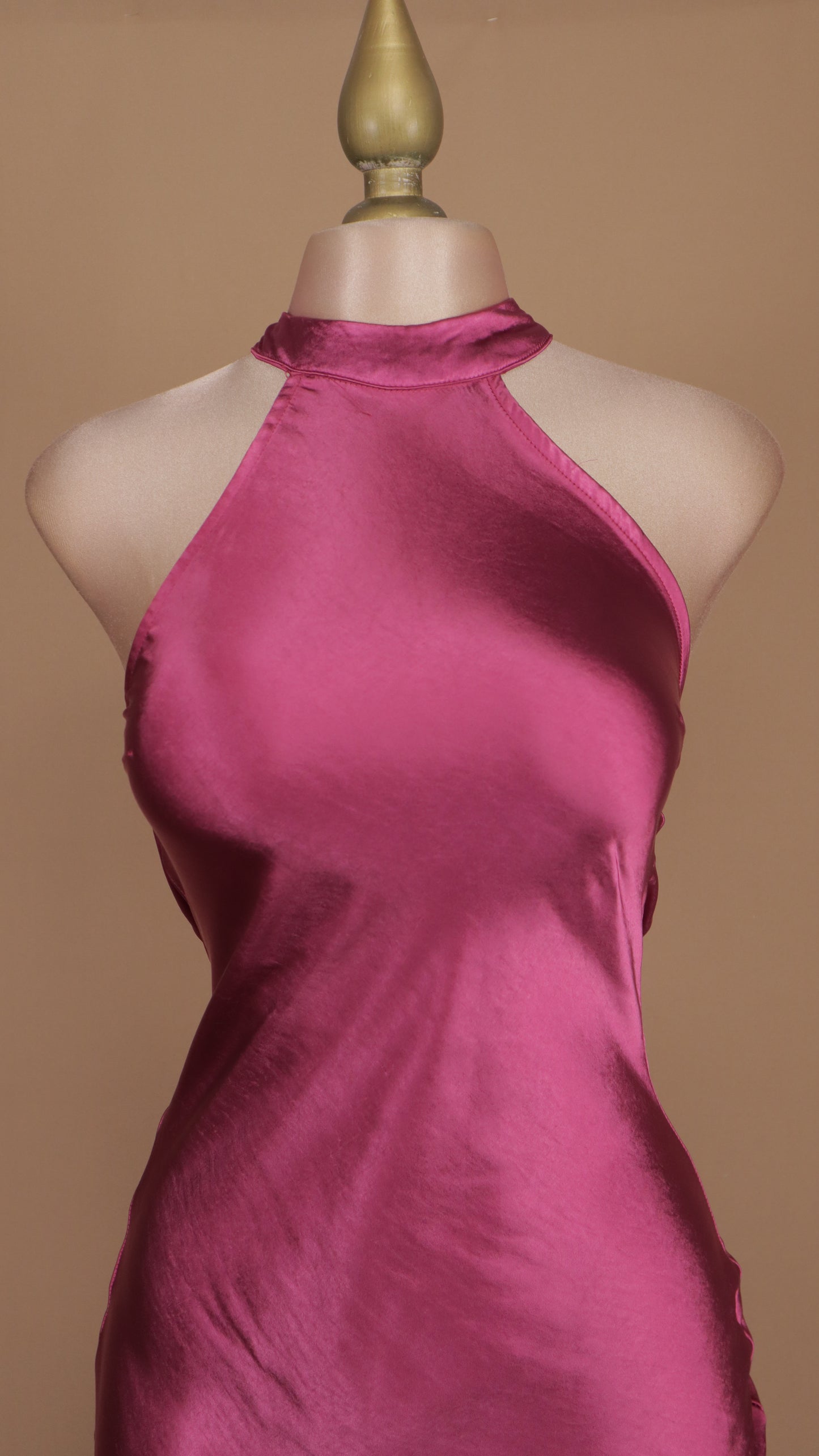 Vestido largo cuello halter satinado