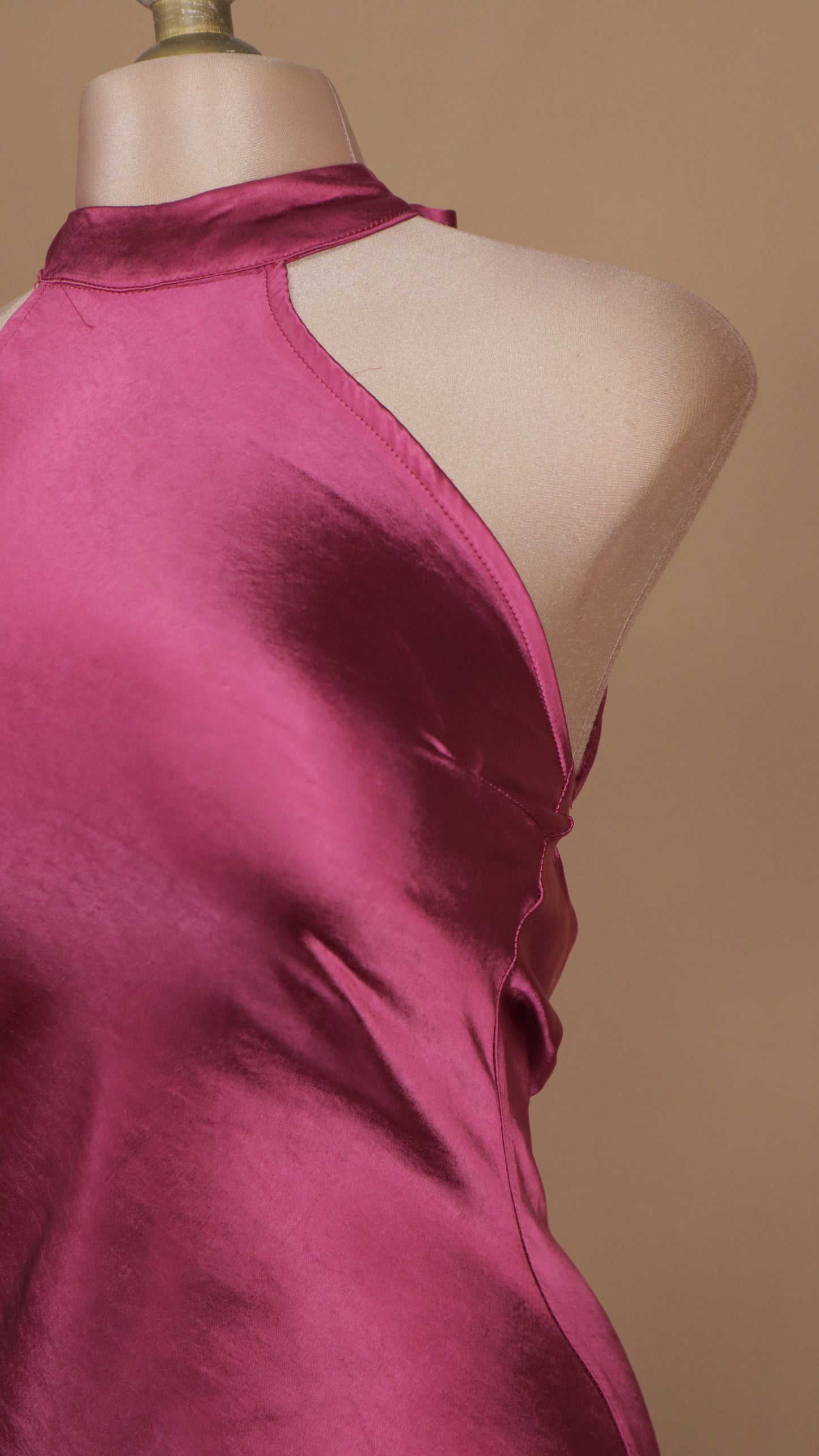 Vestido largo cuello halter satinado
