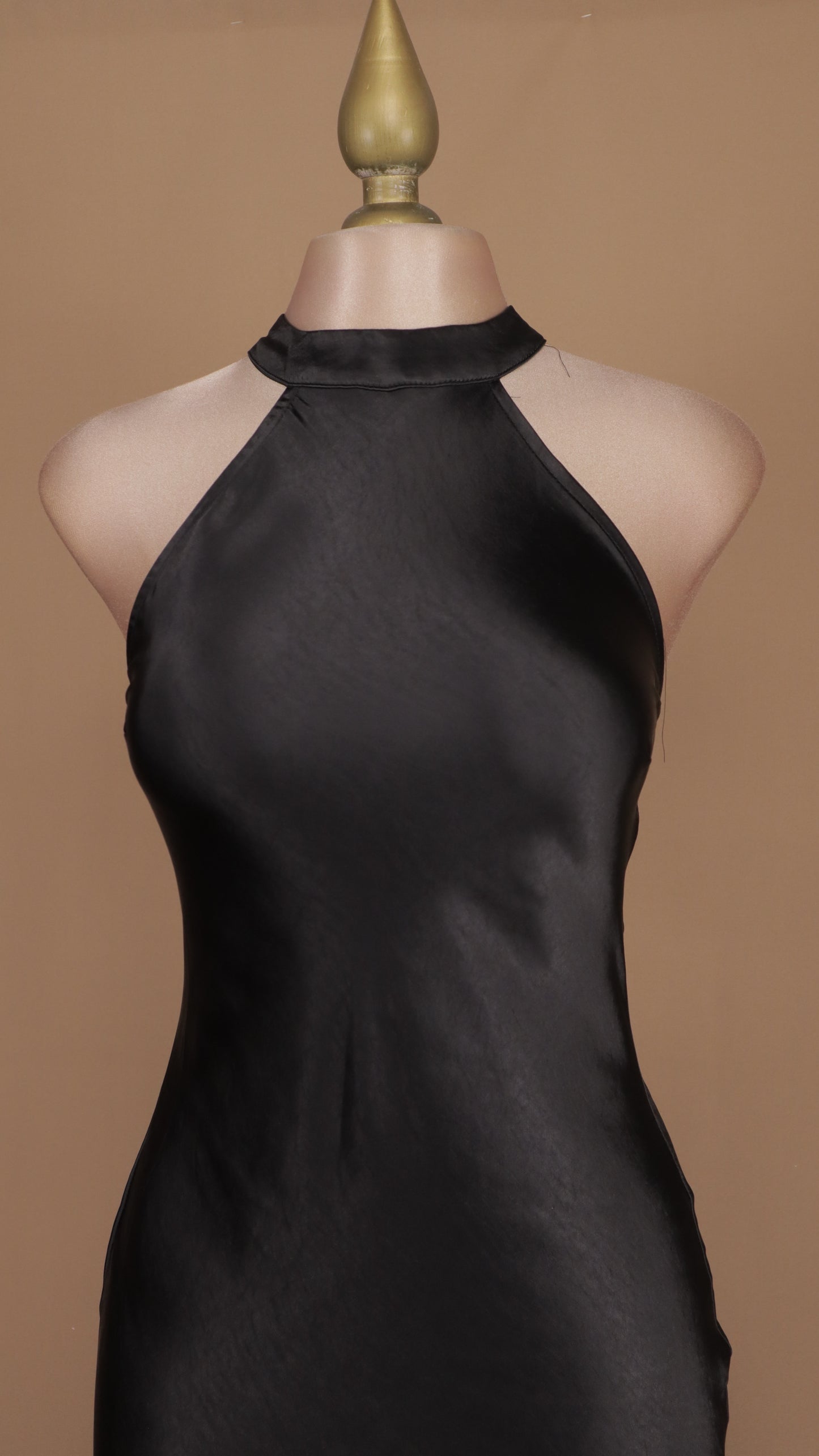Vestido largo cuello halter satinado