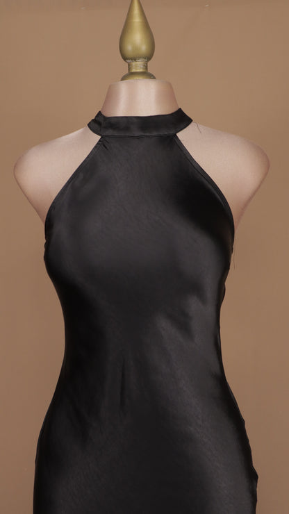 Vestido largo cuello halter satinado