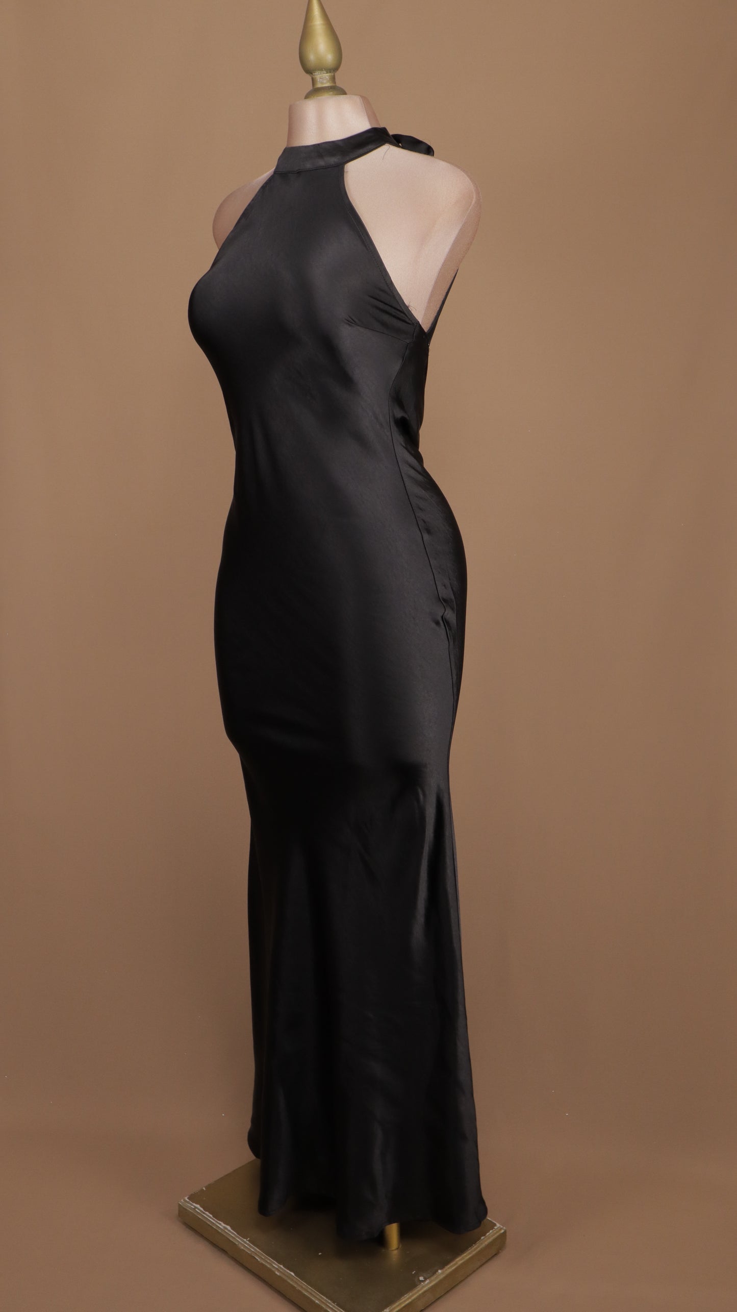 Vestido largo cuello halter satinado